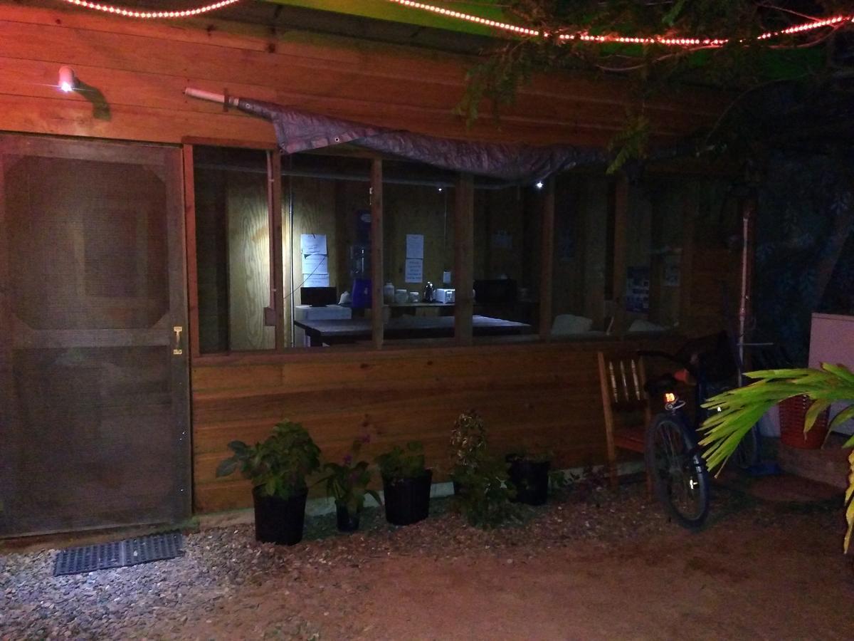 Placencia Hostel エクステリア 写真
